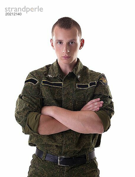 Porträt eines gut aussehenden Mannes in militärischer Form  vor weißem Hintergrund