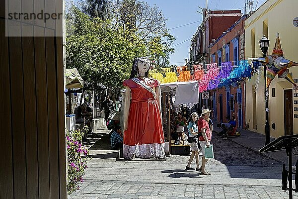 Oaxaca  Mexiko  Eine riesige Pappmaché Puppe auf einem Straßenmarkt  Mittelamerika