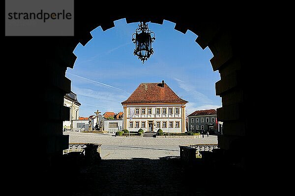 Blick auf Bibliothek durch Torbogen Silhouette vom Schloss  schwarz  durchblicken  Zinnen  Wiesentheid  Unterfranken  Franken  Bayern  Deutschland  Europa