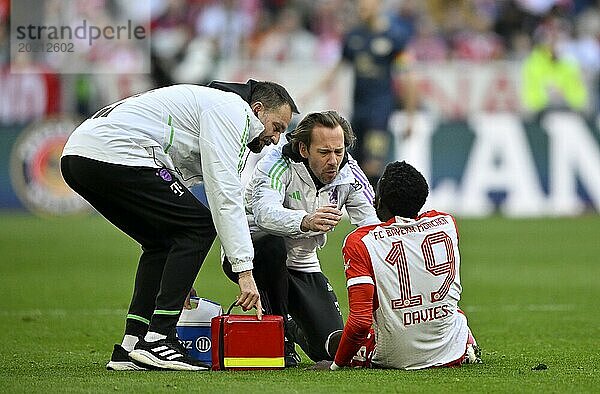 Alphonso Davies Bayern FC München FCB (19) verletzt  Zähne eingedrückt  Betreuer  Allianz Arena  München  Bayern  Deutschland  Europa