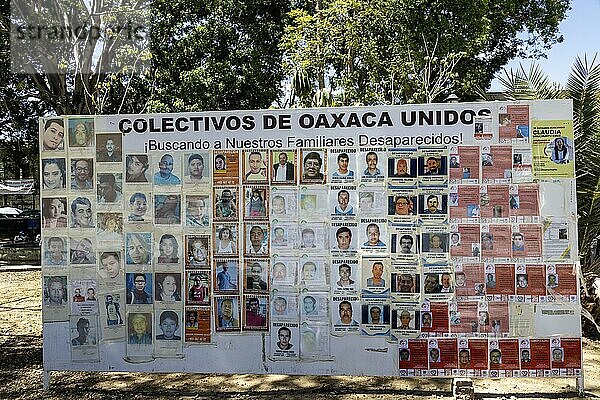 Oaxaca  Mexiko: Auf einer Plakatwand auf dem Zocalo sind die Gesichter von verschwundenen Personen zu sehen. Im Laufe der Jahre sind viele durch die Hand von Banden oder korrupter Polizei verschwunden