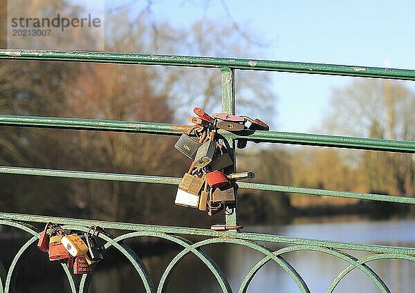 Liebesschlösser am Geländer einer Brücke  Nordrhein-Westfalen  Deutschland  Europa
