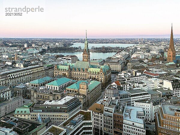 Luftaufnahme Rathaus Hamburg mit Binnenalster und Außenalster  Hamburg  Deutschland  Europa