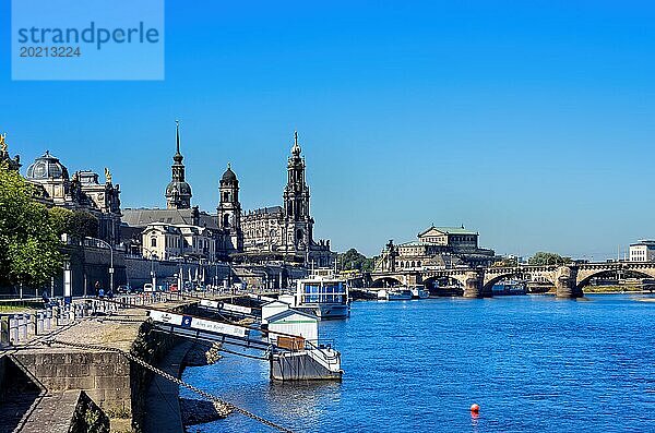 Blick auf das historische Altstadtensemble am Terrassenufer in Dresden  Sachsen  Deutschland  Europa