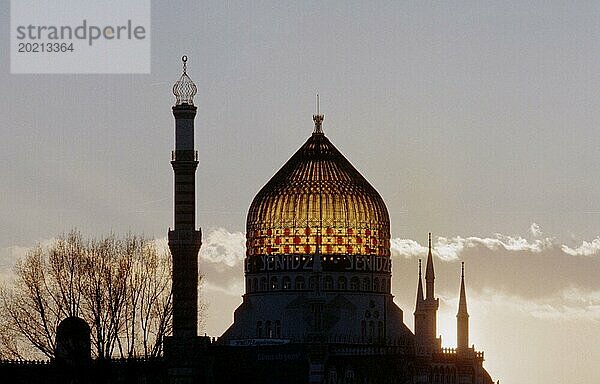 Sonnenuntergang hinter der Silhouette der ehemaligen Zigarttenfabrik Yenidze in Dresden  am 11.03.1998. Das ehemalige Fabrikgebäu der Zigarettenfabrik gehört zu den architektonischen Sehenswüdigkeiten der Stadt Dresden