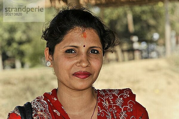 Eine Frau trägt traditionelle Kleidung und posiert mit Selbstbewusstsein  Chitwan Nationalpark  Bhairahawa  Nepal  Asien