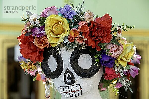 Oaxaca  Mexiko  Blumen auf einer Pappmaché Puppe  Mittelamerika