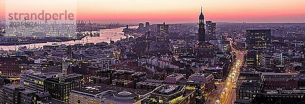 Panorama Luftaufnahme der St. Michaelis Kirche (Michel) mit Hafen und Elbe zum Sonnenuntergang  Hamburg  Deutschland  Europa