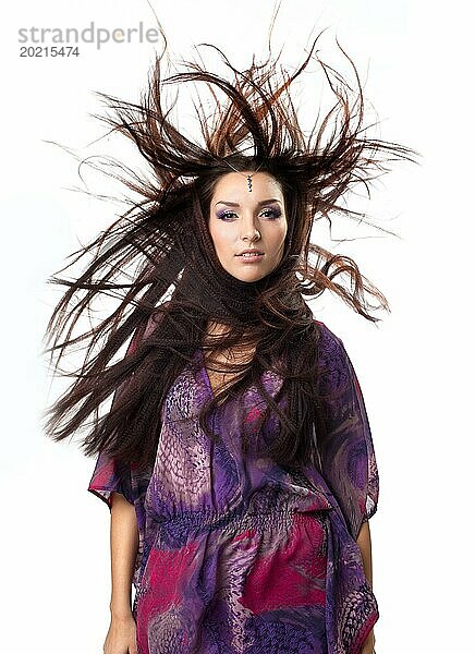 Schönes junges Mädchen Porträt wint Haare wehen durch den Wind