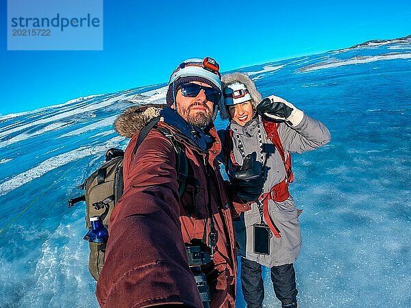 Selfie eines Paares im Winter in Island auf dem Breidarlon Gletscher neben dem Jokulsarlon