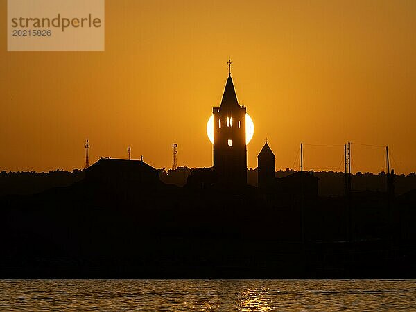 Goldenes Abendlicht bei Sonnenuntergang  Silhouette der Kirchtürme von Rab  Stadt Rab  Insel Rab  Kvarner Bucht  Kroatien  Europa