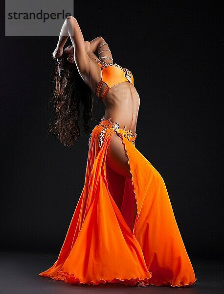 Schönheit attraktive Frau posiert in orange orientalischen Kostüm  Arabien Stil
