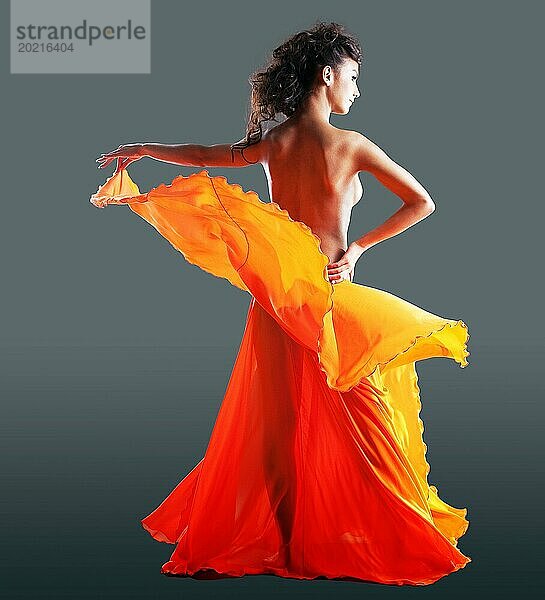 Schönheit attraktive Frau posiert in orange Schleier  Arabien Stil
