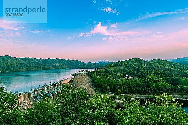 Panoramablick auf einen Staudamm an einem Fluss mit Bergen bei Sonnenuntergang  in Südkorea