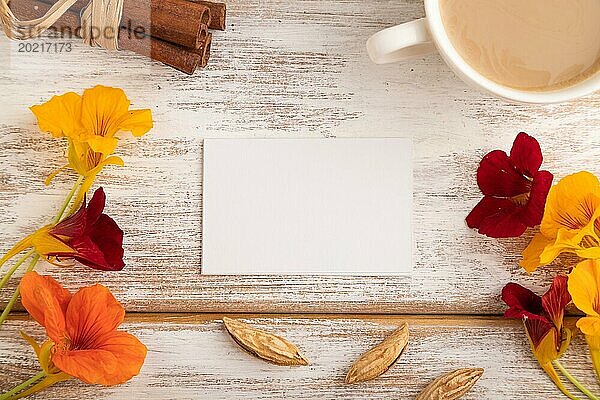 Weißes Papier Visitenkarte Mockup mit orange Kapuzinerkresse Blume und Tasse Kaffee auf weißem Holz Hintergrund. Leer  Draufsicht  Flat Lay  Copy Space  Stillleben  Frühlingskonzept