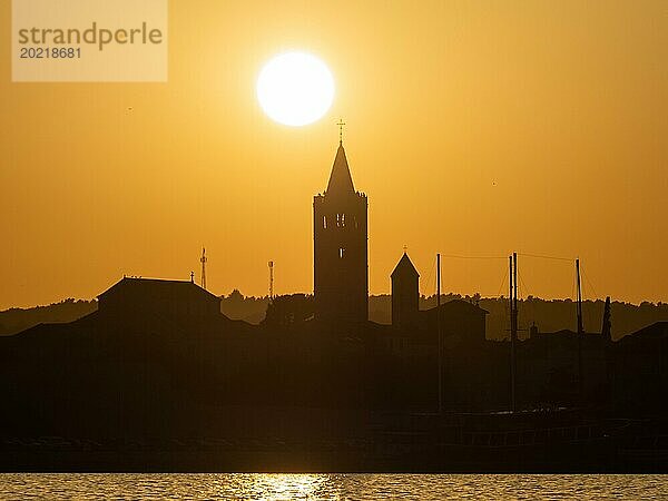 Goldenes Abendlicht bei Sonnenuntergang  Silhouette der Kirchtürme von Rab  Stadt Rab  Insel Rab  Kvarner Bucht  Kroatien  Europa