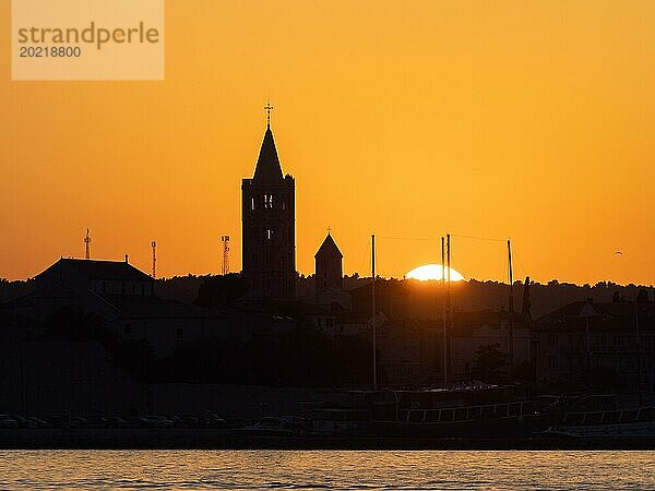 Goldenes Abendlicht bei Sonnenuntergang  Silhouette der Kirchtürme von Rab  Stadt Rab  Insel Rab  Kvarner Bucht  Kroatien  Europa