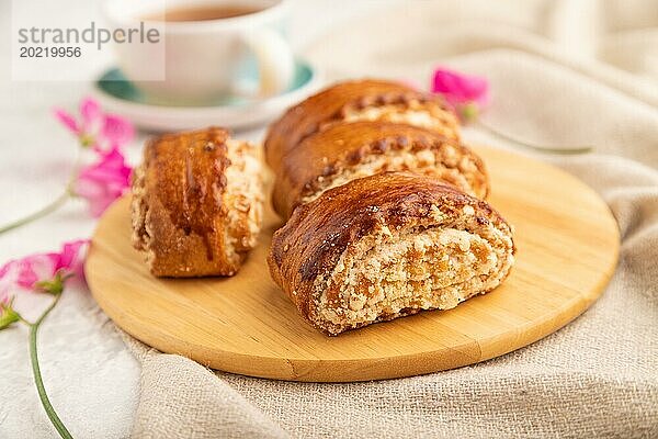 Traditionelles armenisches Dessert Gata mit Tasse grünem Tee auf grauem Betonhintergrund und Leinenstoff. Seitenansicht  Nahaufnahme  selektiver Fokus