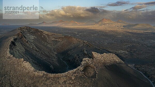 Luftaufnahme des Vulkans El Cuervo bei Sonnenaufgang  Lanzarote  Lanzarote  Kanarische Inseln  Spanien  Europa