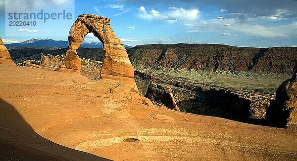 Der Delicate Arch im Arches National Park in Utah vor den La Sal Mountains