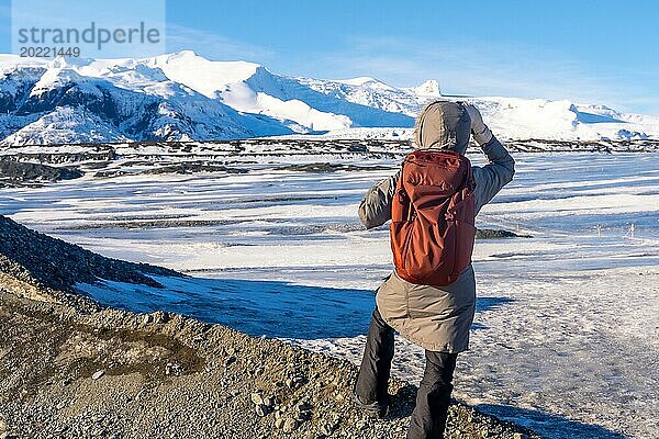 Eine Frau  die Island im Winter besucht  auf dem Breidarlon Gletscher neben dem Jokulsarlon