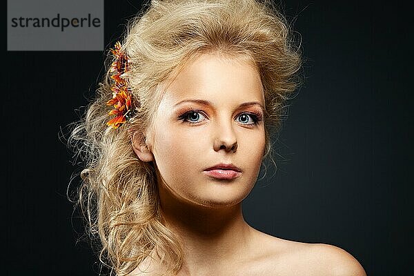 Schönheit junge Frau Porträt mit Frisur und Blume
