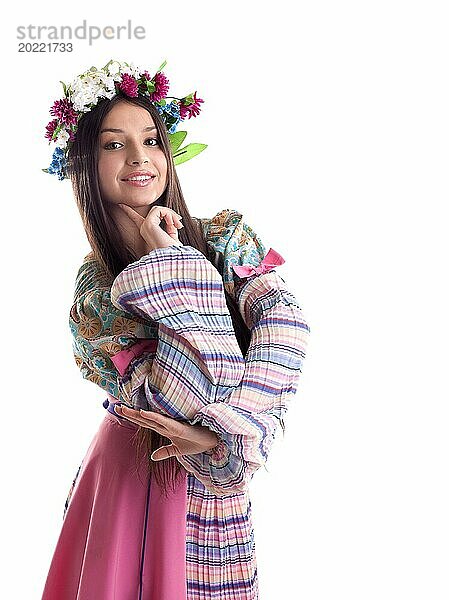Schönheit Mädchen mit Girlande posiert in russischer Tracht isoliert