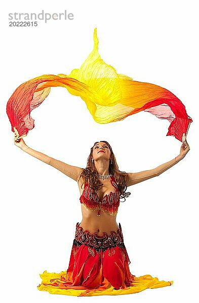 Junge Frau tanzt mit Fächerschwanz in traditioneller indischer Tracht