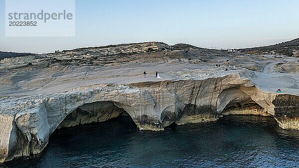 Brautpaar und Fotograf auf den weißen Felsen an der Küste bei Sarakinikoer  Luftaufnahme  Milos  Kykladen  Grichenland