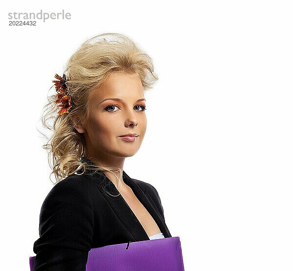 Schöne Geschäftsfrau mit Blume im blonden Haar