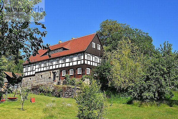 Umgebindehaus in der Oberlausitz in Wurbis. Spring in Wurbis in upper lusatia in saxon