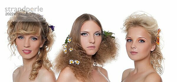 Drei schöne nackte junge Frauen mit Saison Blume Haar Stil