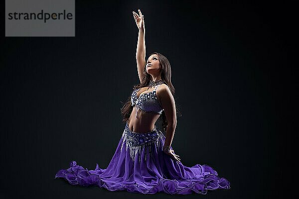 Schönheit junges Mädchen Tanz in lila Schleier arabischen Stil Kostüm in der Dunkelheit