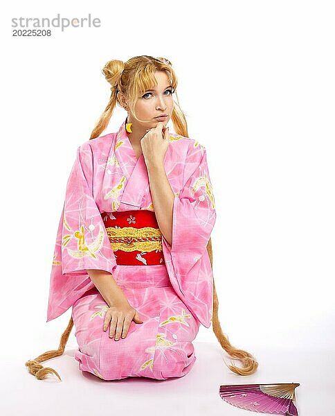 Junge hübsche Frau in Kimono cosplay Kostüm mit fantail