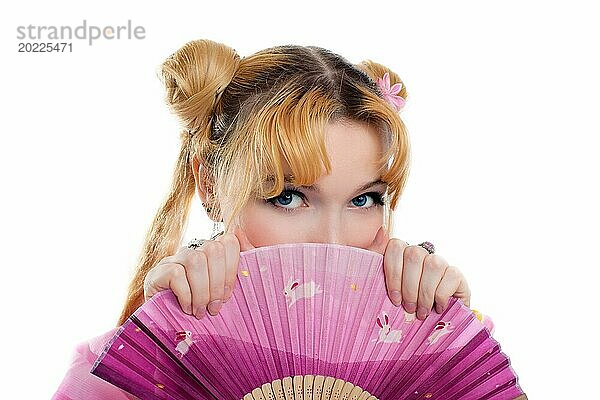 Schönheit Mädchen in Kimono Cosplay verstecken von fantail isoliert