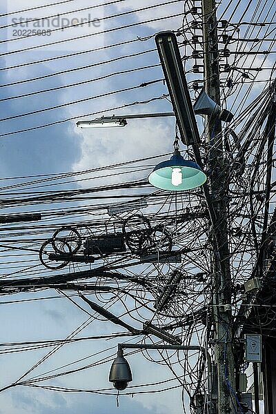 Kabel  Verkabelung  Strom  Stromversorgung  Ordnung  Chaos  chaotisch  Elektrizität  elektrisch  wirre  Durcheinander  Gefahr  gefährlich  Infrastruktur  Anschluß  Chaotik  Struktur  Technik  Fortschritt  Versorgung  Hochspannung  Marode  Licht  Lampe  Stromkabel  Thailand  Asien
