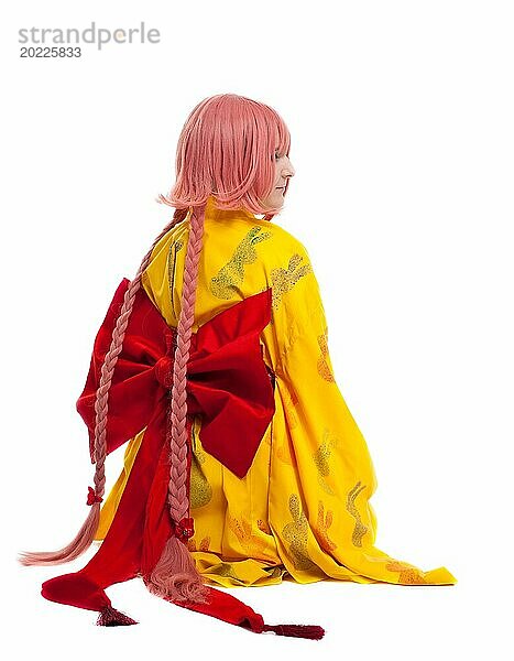 Mädchen in cosplay Charakter Kimono Kostüm mit großen Bogen isoliert