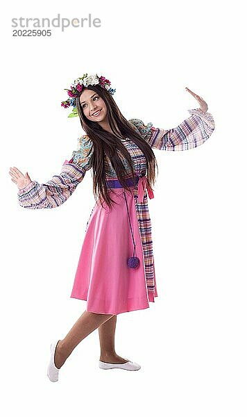 Schönheit junges Mädchen mit Girlande in traditioneller russischer Tracht