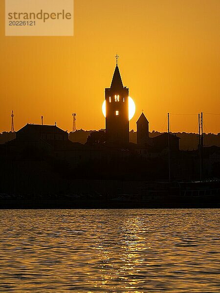 Goldenes Abendlicht bei Sonnenuntergang  Silhouette der Kirchtürme von Rab  Stadt Rab  Insel Rab  Kvarner Bucht  Kroatien  Europa