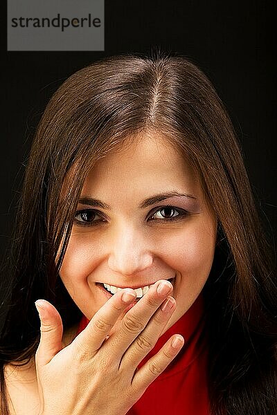Glückliche junge Frau lächelt und schließt den Mund