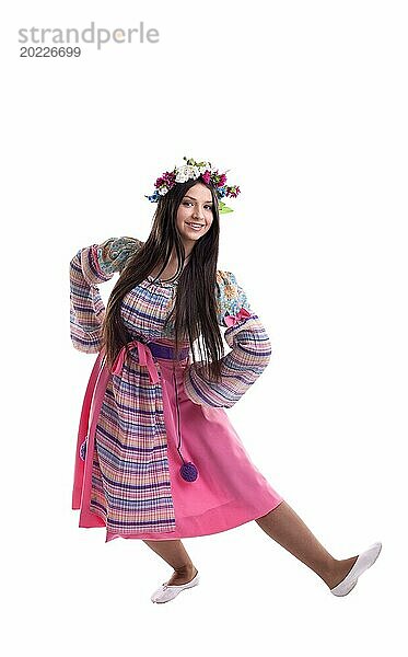 Schönheit junges Mädchen mit Girlande in traditioneller russischer Tracht