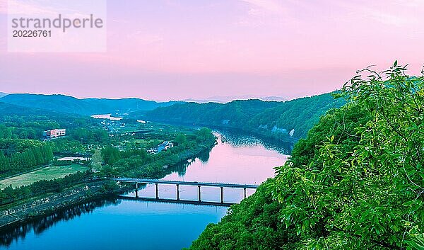 Dämmerung über einer ruhigen Flusslandschaft mit Brücke und Bergen  in Südkorea