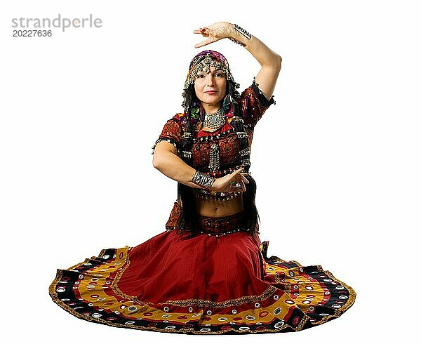Ältere Frau sitzt im traditionellen indischen Kostüm mit Handzeichen