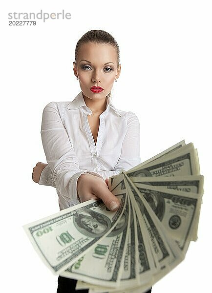 Junge Geschäftsfrau bietet Ihnen ein Bündel von Dollar isoliert