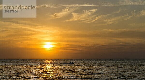Schöner Sonnenuntergang auf dem Meer mit Wasser Fahrrad