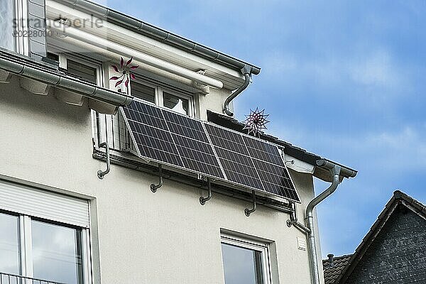 Balkonkraftwerk an einem Haus in Monheim am Rhein  Deutschland  Europa