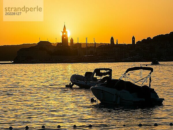 Boote ankern in einer Bucht  Abendrot bei Sonnenuntergang  Silhouette der Kirchtürme von Rab  Stadt Rab  Insel Rab  Kvarner Bucht  Kroatien  Europa