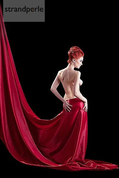 Schöne junge nackte rote Frau in der Dunkelheit