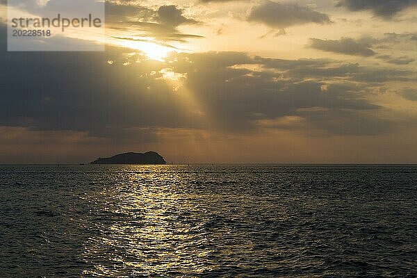 Schöner Sonnenuntergang über dem Meer im Meeresschutzgebiet