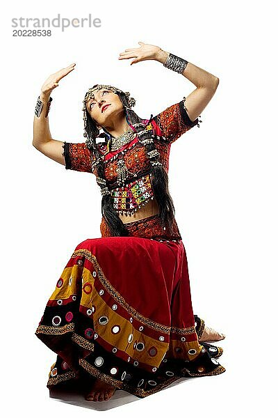 Reife Frau posiert im traditionellen indischen Kostüm